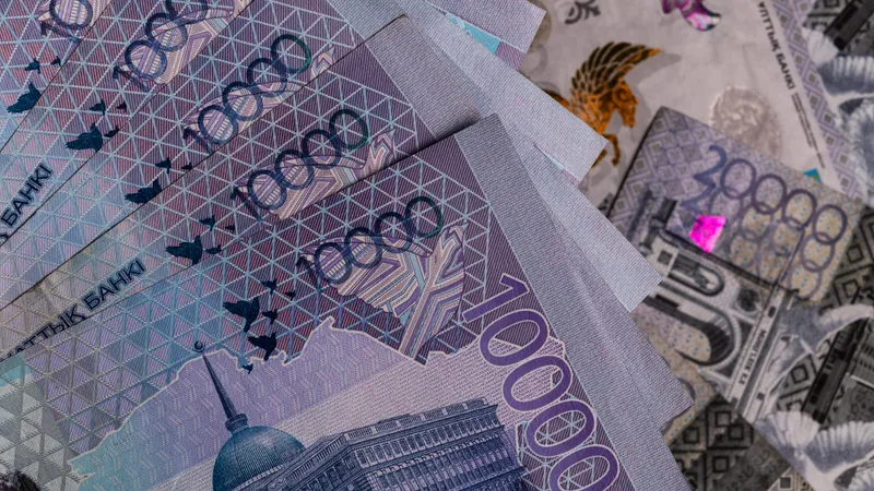 Сколько задолжали казахстанцы по налогам