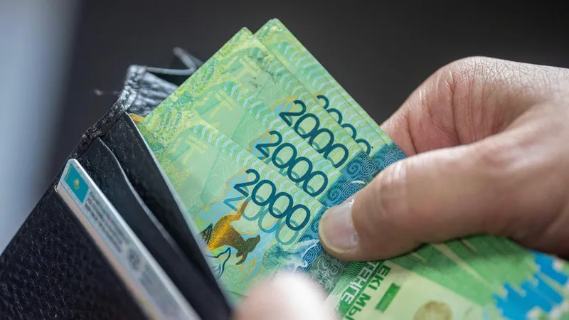 Нужно ли платить ИПН с чаевых и кого посчитают предпринимателем в 2026 году