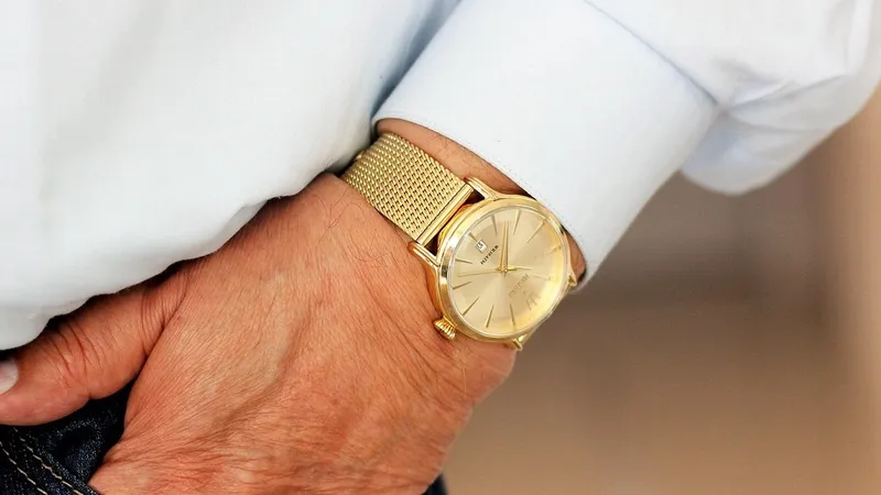 Французский депутат хотел перед съемками незаметно снять Rolex, но не получилось